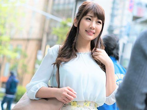 【人妻ナンパ】無許可で中出し膣内射精された爽やか清楚系な若妻…インタビュアーに従順な美人がパンスト下げパンツや巨乳を披露