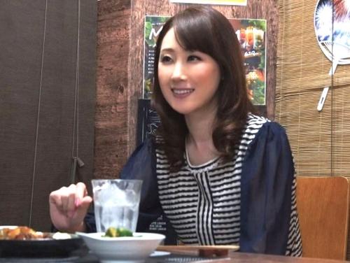 【人妻ナンパ】野菜スティック食べた美熟女おばさんをトイレまで追いかけベロチューキスだけではなく股間に手をのばすナンパ男