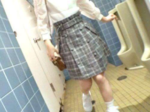 【素人ハメ撮り】固くなってるじゃんww汚ねぇ公衆トイレで手コキするクッソ童顔ロリ美少女とホテルの窓際で羞恥エッチしてみた