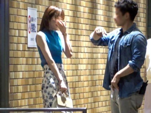 【素人ナンパ】え‥何を撮ってるんですかww見知らぬ男に声かけられホテルに来てしまった清楚系スレンダー奥さんが手マンされる