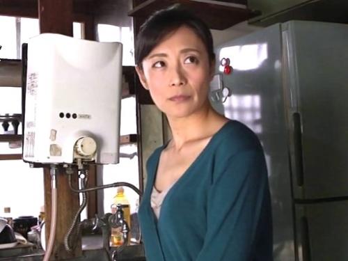【異常性交】鍵閉めずトイレでおしっこしていた美熟女お母さんに怒り巨尻デカ尻みてニヤつく息子が取った行動がヤバすぎて草