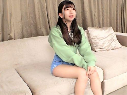 【素人ハメ撮り】エッチな事に興味津々なショートパンツ美少女に乳首ツンツンしたり童顔ロリまんこに指入れたらガチ発情しフェラ