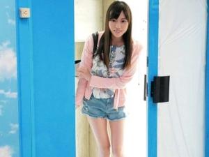 【素人ナンパ】いきなり全裸男にショーパン脱がされ挿入されたスレンダー美少女…感じ過ぎて高速ピストンに拒否出来ず絶頂イキ