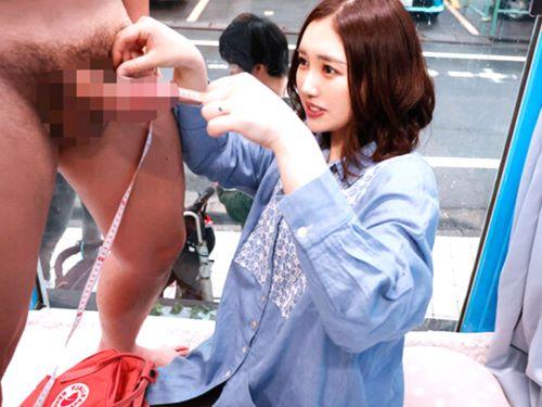 【人妻ナンパ】マッチングアプリで夫と出会った清楚系奥さんだけMM号に残しデカチン見せてみたら悩み男に手コキし寝取られ不倫