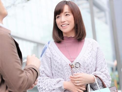 【人妻ナンパ】優しく色白おっぱい揉まれ蜜壺晒す清楚系おばさんの裏の顔…スラリと伸びた美脚のスレンダー美熟女と立ちバック