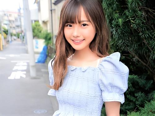 【素人】膝抱え座るスレンダー美少女が積極的にグイグイくるM男に戸惑いつつも成り行きで足コキやフェラしてしまい騎乗位SEX
