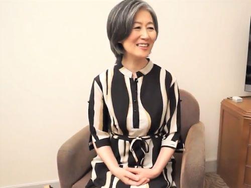 【凄エグ熟女】自分本位SEXしかしない夫に不満爆発した五十路おばさんがカメラの前でワンピースや下着を脱ぎ真っ裸になり羞恥