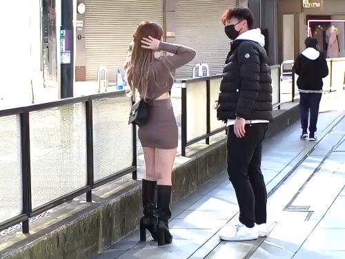 【素人ナンパ】下着ショップで働くミニスカニットワンピのギャルお姉さんをインタビュールームに連れ込みずらしハメSEXしてみた