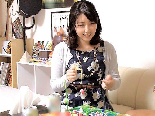 【人妻ナンパ】自分でもわかんない///イケメン男とレトロゲームで盛り上がった三十路の美熟女が清楚系なワンピース脱がされる