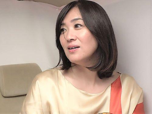 【人妻ナンパ】ゴールドワンピースを身に纏った銀座セレブ美魔女に車中で乳首責め電マしてみたら美熟女まんこヒクヒクいわせ不倫おち