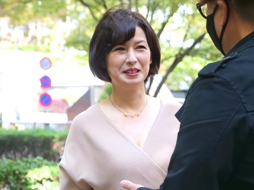 【人妻ナンパ】結婚歴３０年の子持ち美熟女おばさんが巨乳Fカップやデカ尻Tバック見せたら電マで乳首責めバイブぶっ挿され羞恥