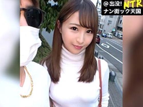 【素人ナンパ】彼氏に声聞こえちゃう//カップルのうち別室に案内した美人に手マンしたらソファーの上でお漏らし潮吹きダダ漏れ