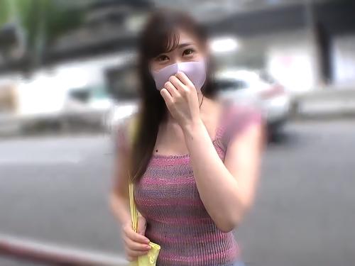 【素人】「動物みたいに激しいセックスがしたい♪」移動車の中で巨乳おっぱい出しディルドをパイズリする肉食スレンダー美少女