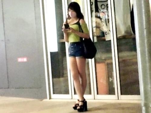 【素人】美脚ショーパン美女と夜に待ち合わせし素顔公開!オシャレの為に露出多めなアパレル店員が小さい電マ持ちオナニー