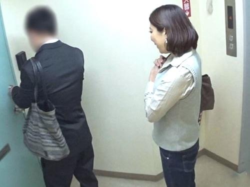 【人妻ナンパ】相席居酒屋からお持ち帰りされた美熟女デカ尻おばさんがベッドの上で真っ裸になり巨乳おっぱいで挟みパイズリ不倫