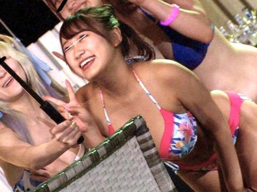 【痴漢レイプ】映え大好き巨乳パリピお姉さんがナイトプールの中で光るバイブを美人まんこに挿れられ巨尻デカ尻ボディ触られる