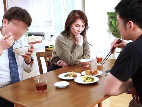 【おばさん】昨日の事なんて‥あの人に言える訳ないわ‥再婚相手の連れ子にイラマチオや口内射精され侮辱されるデカ尻美熟女
