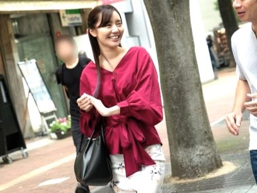 【人妻ナンパ】すらりと伸びた美脚さらさら髪の毛の清楚系美人がホテルで他肉棒フェラしパイズリからの男に跨りおっぱい揺れるH