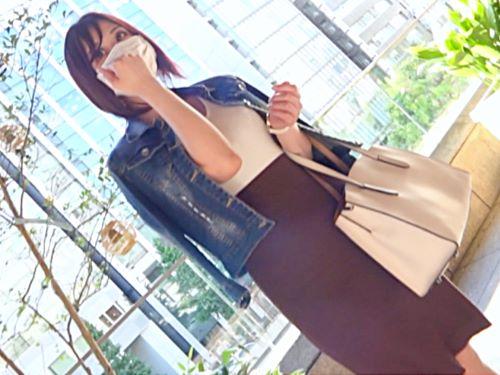 【素人ハメ撮り】東京ってやっぱり凄いですねぇぇww年上おじさん好きな山形出身の清楚系色白お姉さんたベッドの上で騎乗位