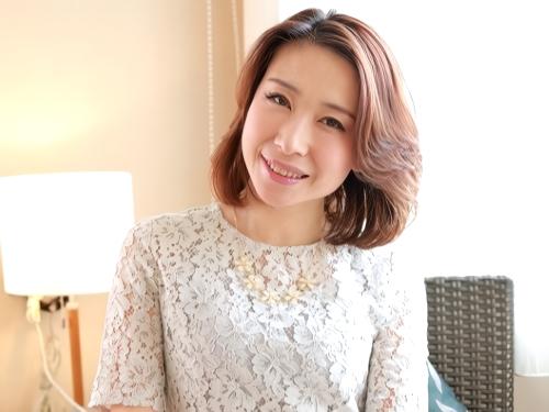 【人妻】頭抑えられるイラマチオで鼻水垂れ半泣きヨダレまみれになる美熟女おばさんが四十路マンコに手を伸ばし指入れオナニー