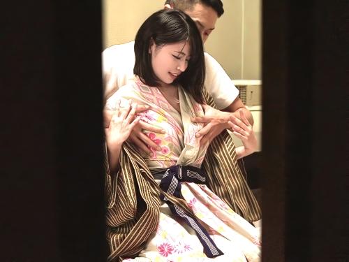 【NTR】カレシと来た旅行で他男の乳首責め乳首舐めに興奮しまくるスレンダー美少女がまん筋なぞられ理性堕ちしてしまい浮気