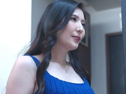 【NTR】公衆の面前で恥ずかしくないのかしら!?悪口や嫌がらせしてくる奥様に復習する為ミニスカワンピで隣人夫に近づく美熟女