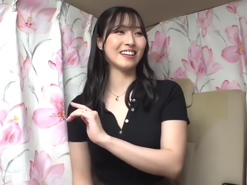 【人妻ナンパ】バレるかバレないかスリルがあって良いですね♡ナンパ男に選ばれた美熟女おばさんがロケ車内で乳首責めデカ尻を触られる