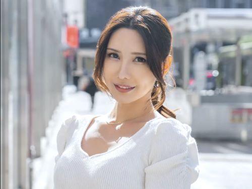 【人妻】手首拘束されたスレンダー美熟女おばさんが電マやマシンバイブでお漏らしし清楚な顔面が羞恥心と快楽の間で揺れ動く