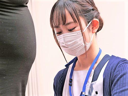 【素人ナンパ】じゃぁ‥舐めますね❤EDちんこ勃起させる為フェラ手コキしてくれる貧乳おっぱいなスレンダー看護師が完全顔出し