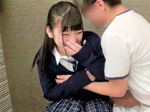 【素人ナンパ】間近で見るセンズリ男にフェラ手コキする美少女JKが美乳おっぱい吸われたり電マ責めされ羞恥な絶頂アクメ堕ち