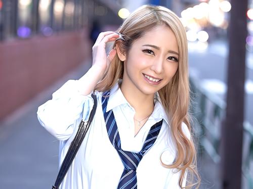 【素人ナンパ】お金もっと頂戴♥居酒屋でバイトする制服姿のパイパンJKギャルがパイパンまんこから出したおしっこ直飲みする男