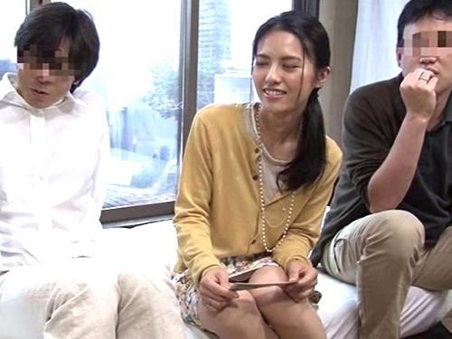 【素人ナンパ】巨乳おっぱいモロ出しで近所に住む男性のイチモツをフェラ手コキする清楚系人妻が寝取られHした事を夫は知らない