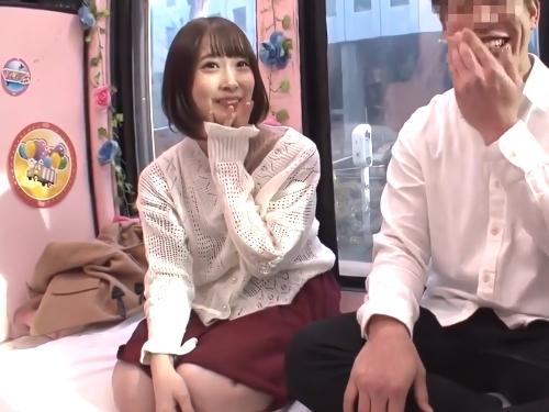 【素人ナンパ】すっごぃ‥丸見え‥ヤバい///清楚系お姉さんが狭いマジックミラー便の中で男友達とコンドーム無し騎乗位SEXした