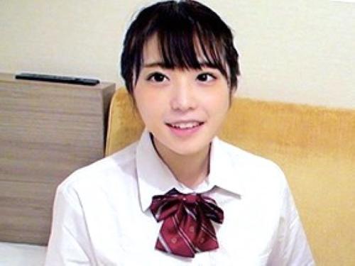 【素人ナンパ】土下座男に連れられホテルに来てしまったミニスカ美少女がソファの上でY字バランスしたら白パンツがパンチラ見え