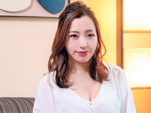 【人妻ナンパ】煽てられパンストまで脱いだ巨乳おっぱい美熟女…お世辞に弱いおばさんが全裸になりカメラに向かってオメコくぱぁ