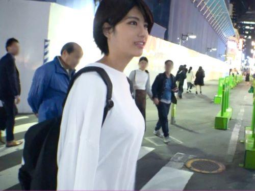 【素人ナンパ】彼氏とセフレ両方居る年上好きクール系JDお姉さんが雰囲気に流されるままキスやパイズリさせられ浮気棒挿入される