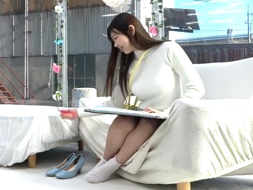 【素人ナンパ】え‥見ていいの？ちょっとどうしよう///自分の置かれた状況に気づいた爆乳スレンダーお姉さんが身代わりを探す