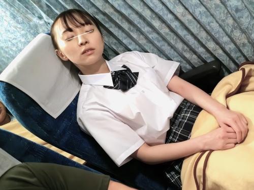 【痴漢】空席ある夜行バス内で寝ていた制服JKが隣に座ってきた男に乳首責め手マンされ絶体絶命