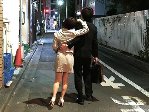 【女上司】「終電ないならウチ来る？」仕事モードの上司とは違う完全オフ姿にギャップ萌えした部下が彼女に言い訳テレビ電話