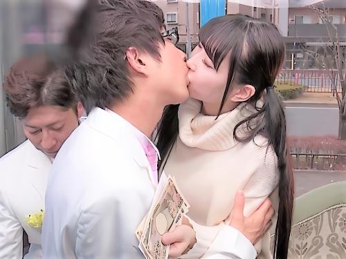 【素人ナンパ】彼氏と入れ違いでマジックミラー号に乗ったスレンダー彼女がイケメン男優に囲まれ乳首責め乳首舐め黒パンスト脱がされる