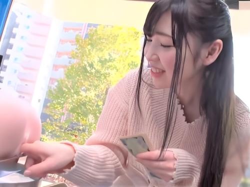 【素人ナンパ】専門的な知識を並べられ洗脳されてしまったスレンダーJD美少女がマジックミラー号で羞恥アナル刺激されてしまう