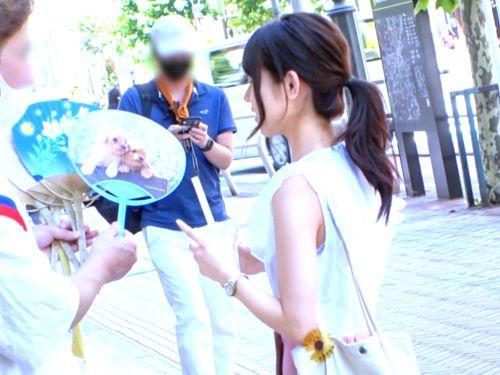 【素人ナンパ】団扇受け取ってくれた童顔ロリJDをホテル連れ込みインタビューからの乳首責めベロチューキスで喘ぐ清楚系美少女