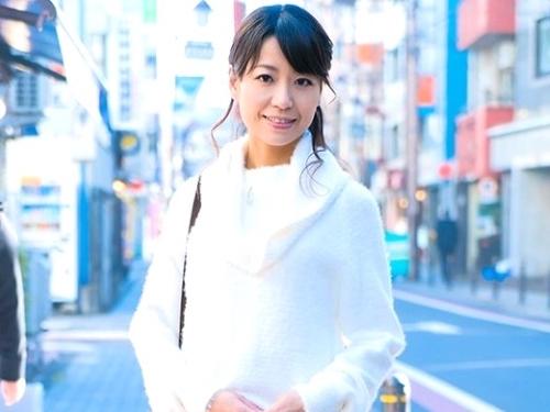 【人妻ナンパ】もう若くないですよ‥恥ずかしい//四十路すぎてニーハイや純白パンツ履いてるセレブ美熟女おばさんに迫り中出し