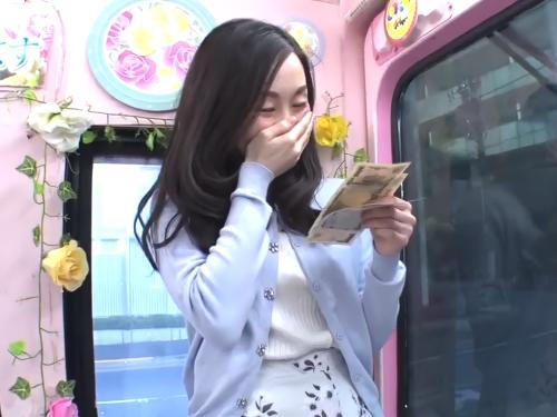 【人妻ナンパ】顔出し解禁!!笑顔素敵な美熟女おばさんがマジックミラー便で羞恥心しかない公開ベロチューキスに挑戦してみた