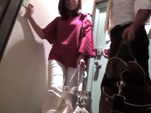 【人妻ナンパ】共働きの夫とすれ違い生活で話し相手が欲しかった美熟女おばさんが相席居酒屋のトイレで唇奪われ三十路ボディ許す