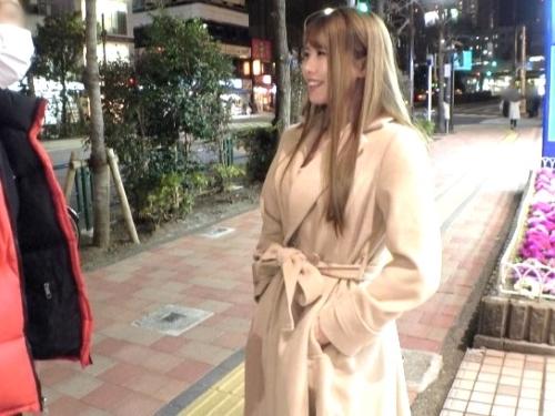 【素人ナンパ】夜道で声かけられ更に土下座までされたマスク美人がホテルで巨乳おっぱい触られ男優エロテクに興奮しまくりフェラ