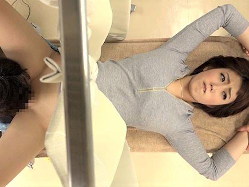 【産婦人科】巨乳を強調させたミニスカワンピ美人がスケベ医師の犠牲に‥治療と称しバイブ使われたりちんこを無理やり着衣で挿入