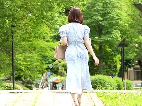 【人妻ハメ撮り】暇だし寂しいから‥出ちゃいました♡ド平日の昼間にラブホで不倫SEXするメガネ奥さんが騎乗位で腰ふる