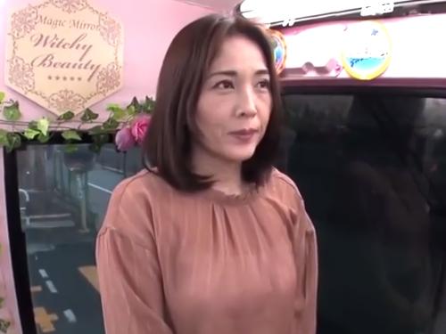 【人妻ナンパ】気持ちいい状態に誘導していきますww下着を見せ早く終わらせたい美熟女おばさんがマジックミラー便で羞恥＆困惑