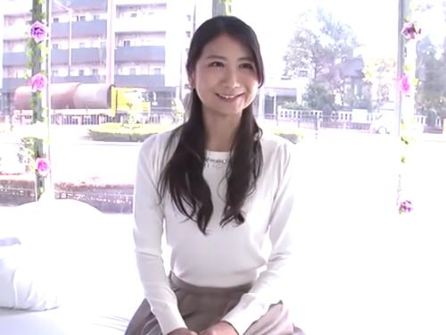【人妻ナンパ】ここで何が出来るんだろぅ♡マジックミラー号でヨガ披露した美人アラサー奥さんが羞恥な質問されセックスレス暴露